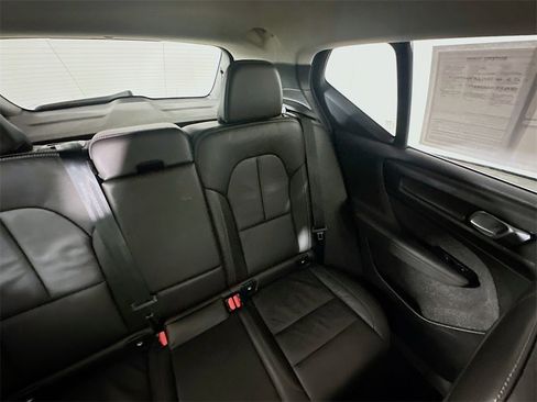 Used 2023 Volvo XC40 B4 Plus image 14