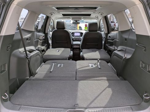 Certified 2023 GMC Acadia SLT w/ Preferred Package image 37