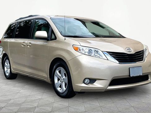 Used 2012 Toyota Sienna LE w/ Towing Pkg FWD image 3
