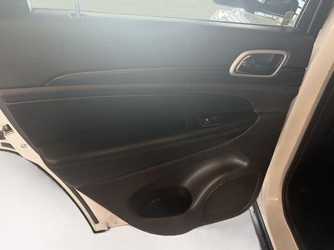 Used 2019 Jeep Grand Cherokee Laredo AWD/4WD image 26