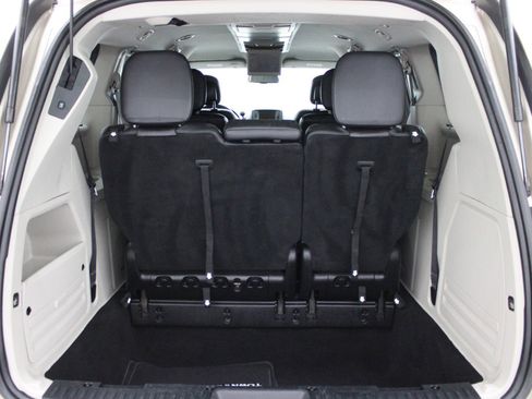 Used 2016 Chrysler Town & Country Touring w/ Driver Convenience Group FWD image 10