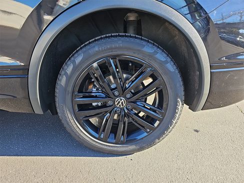 Certified 2022 Volkswagen Tiguan SE R-Line image 37