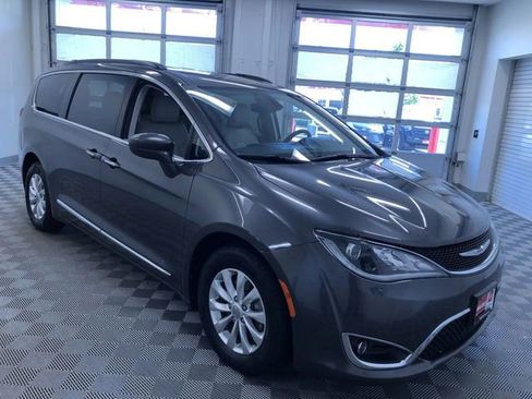 Used 2017 Chrysler Pacifica Touring-L FWD image 37
