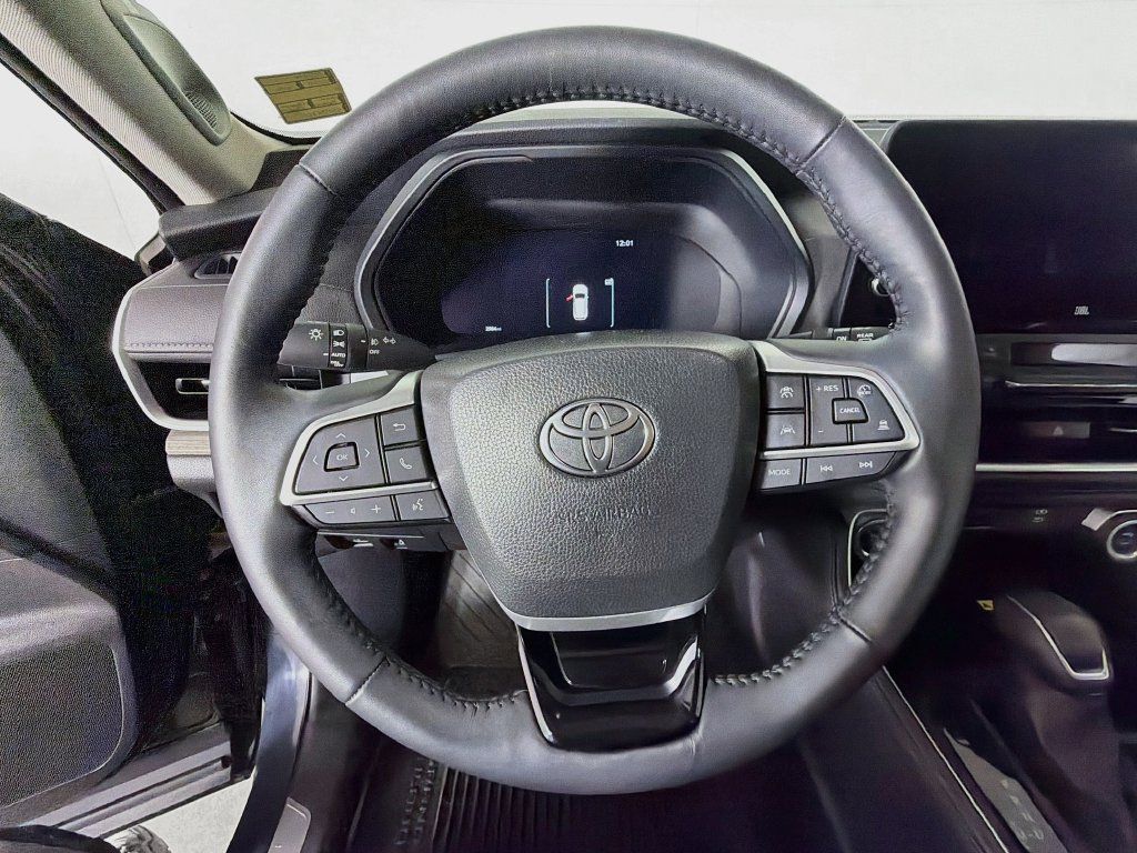 Used 2025 Toyota Grand Highlander AWD image 13