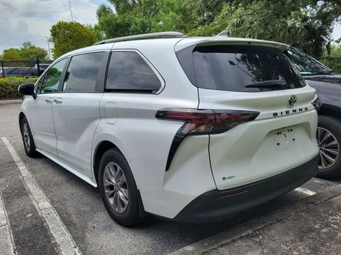 Used 2025 Toyota Sienna XLE w/ XLE Plus Package FWD image 4