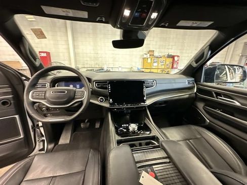 Used 2024 Jeep Wagoneer L Series II w/ Flexible Seating Group AWD/4WD image 14