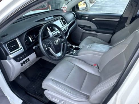 Used 2014 Toyota Highlander Limited w/ Driver Technology Package AWD/4WD image 5