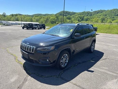 Used 2019 Jeep Cherokee Latitude Plus w/ Cold Weather Group FWD image 4