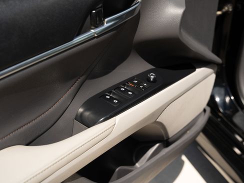 Used 2018 Toyota Camry XLE FWD image 19
