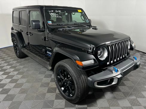 Used 2022 Jeep Wrangler Unlimited Sahara w/ Cold Weather Group image 3