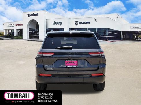 Used 2025 Jeep Grand Cherokee Altitude RWD image 6