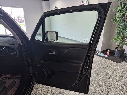 Used 2019 Jeep Renegade Altitude w/ Quick Order Package 2XM FWD image 15