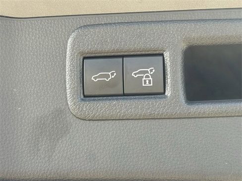 Used 2024 Toyota Venza LE image 31