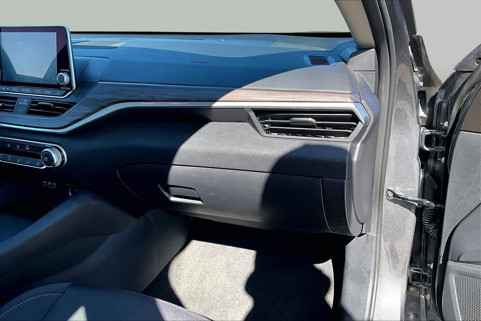Used 2025 Nissan Altima 2.5 SV FWD image 19