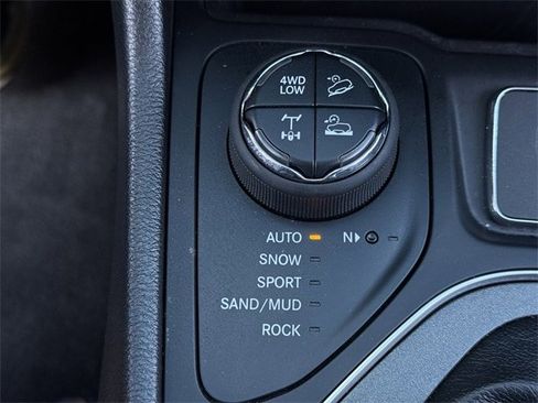 Used 2020 Jeep Cherokee Trailhawk w/ Comfort/Convenience Group image 22