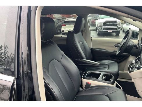 Used 2024 Chrysler Pacifica Touring-L image 7