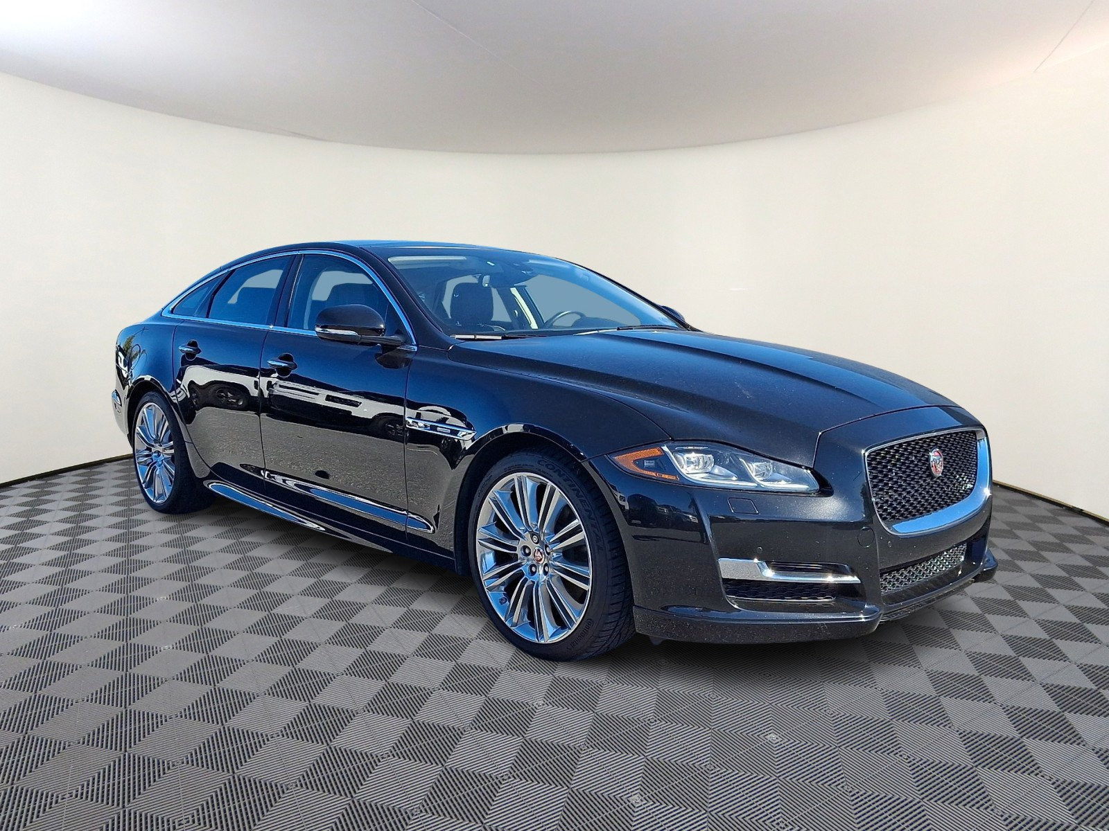Used 2017 Jaguar XJ R-Sport AWD/4WD image 5