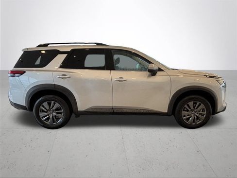Used 2023 Nissan Pathfinder SV AWD/4WD image 2