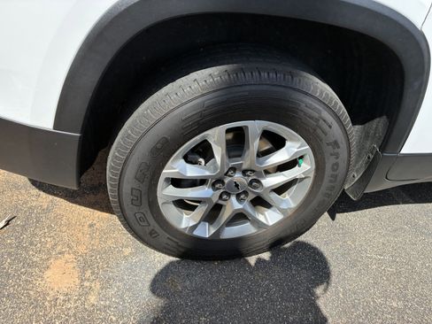 Used 2021 Chevrolet Traverse LS image 9