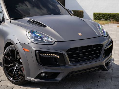 Used 2015 Porsche Cayenne Turbo AWD/4WD image 2