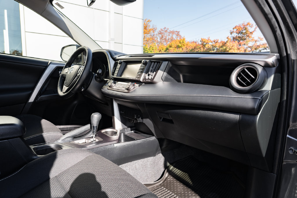 Used 2018 Toyota RAV4 XLE AWD/4WD image 29