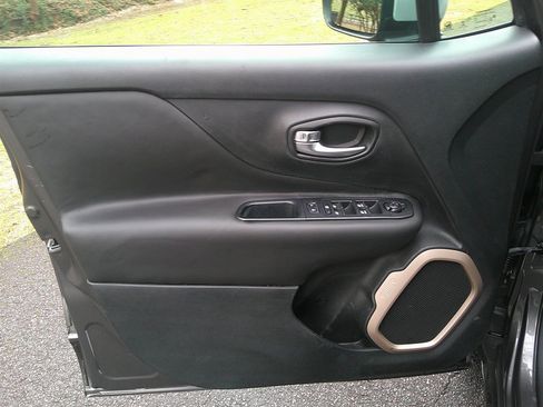 Used 2016 Jeep Renegade Limited w/ Safety & Security Group image 11