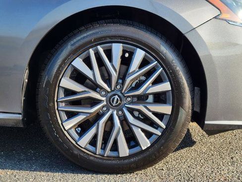 Used 2024 Nissan Altima 2.5 SV image 11