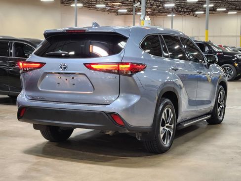 Used 2022 Toyota Highlander XLE AWD/4WD image 8