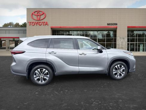 Used 2020 Toyota Highlander XLE AWD/4WD image 30