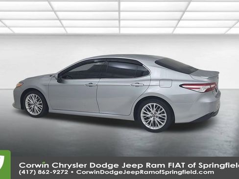 Used 2018 Toyota Camry XLE image 10