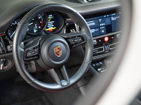 Certified 2026 Porsche Macan AWD/4WD image 15