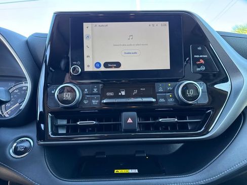 Used 2023 Toyota Highlander XLE AWD/4WD image 24