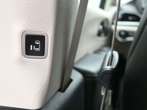 Used 2023 Chrysler Pacifica Touring-L image 27