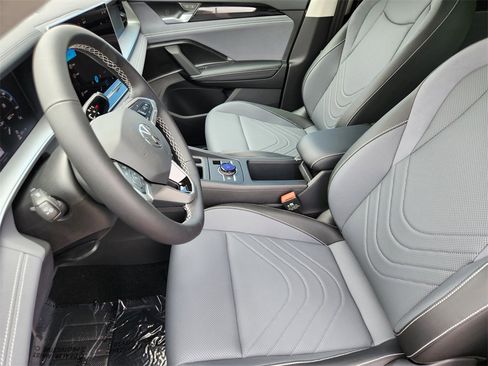 New 2025 Volkswagen Tiguan SE image 11