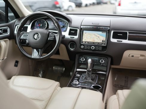 Used 2015 Volkswagen Touareg Executive AWD/4WD image 25