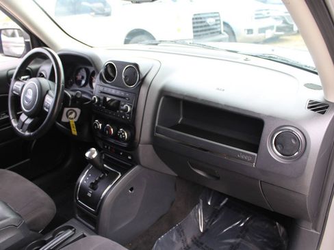 Used 2017 Jeep Patriot Latitude FWD image 13