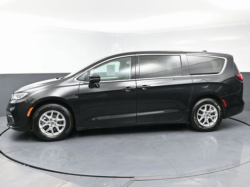 Used 2024 Chrysler Pacifica Touring-L image 6