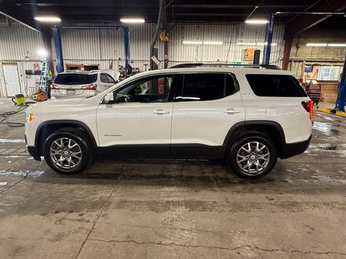 Used 2022 GMC Acadia SLT w/ LPO, Floor Liner Package image 2