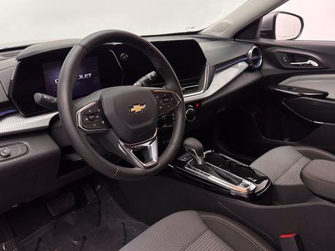 Used 2025 Chevrolet Trax LT w/ LT Convenience Package FWD image 8