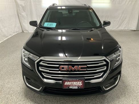 Used 2024 GMC Terrain SLT image 3