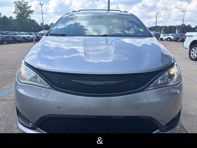 Used 2020 Chrysler Pacifica Touring-L Plus FWD image 3