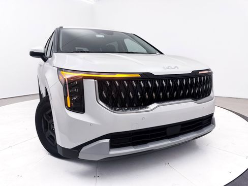 Certified 2025 Kia Carnival image 6