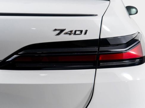 Used 2025 BMW 740i w/ Premium Package RWD image 13