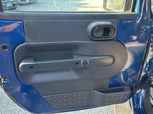 Used 2009 Jeep Wrangler Unlimited Sahara w/ Dual Top Group image 9