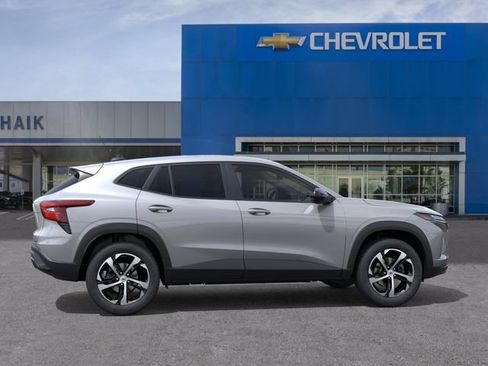 New 2026 Chevrolet Trax RS w/ Sunroof Package FWD image 5