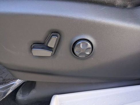 Used 2023 Chrysler Pacifica Touring-L FWD image 17