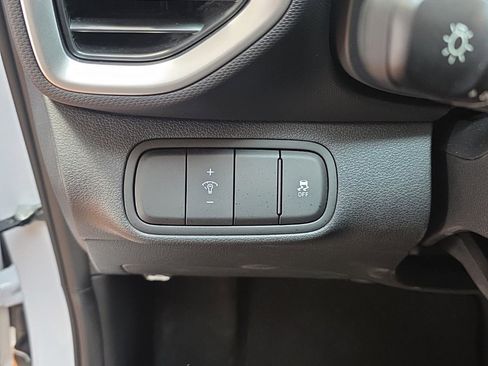 Certified 2025 Hyundai Venue SE image 24