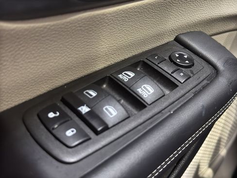 Used 2023 Chrysler Pacifica Touring-L FWD image 33