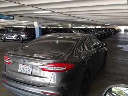 Used 2019 Ford Fusion SE w/ Equipment Group 151A FWD image 2