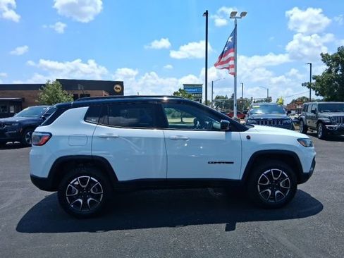 Used 2025 Jeep Compass Trailhawk AWD/4WD image 5